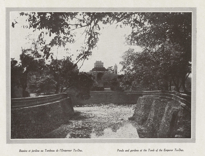 Hồ Tiểu Khiêm phía trước Bửu Thành lăng Tự Đức.