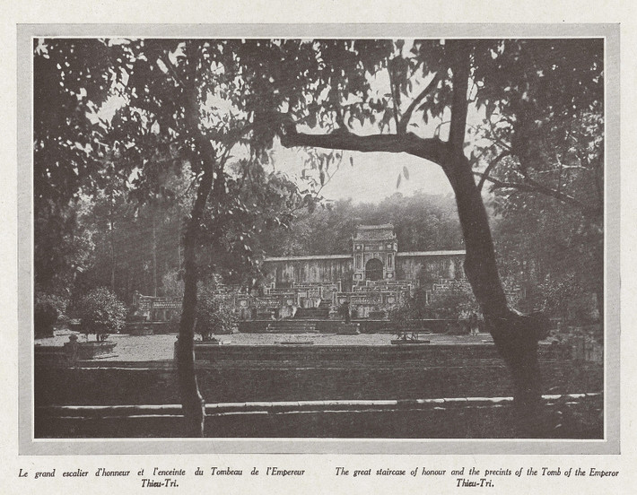 Mặt trước lăng vua Thiệu Trị.