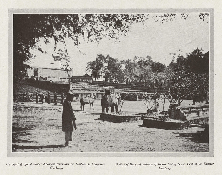 Sân chầu của lăng mộ vua Gia Long.