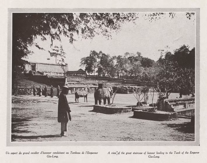 Sân chầu của lăng mộ vua Gia Long.