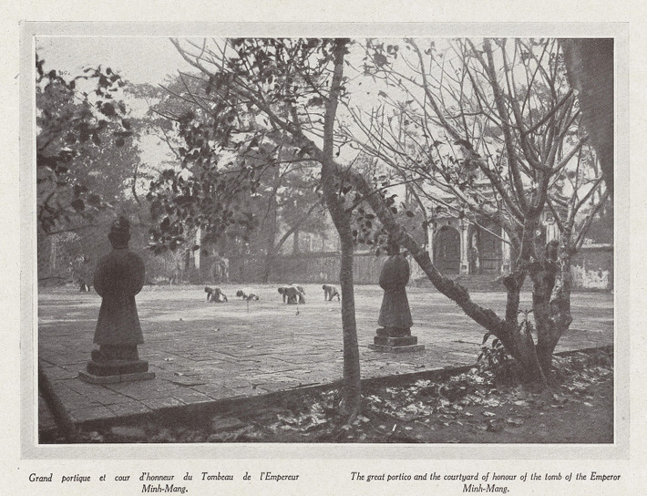 Trên sân Bái Đình ở lăng Minh Mạng.