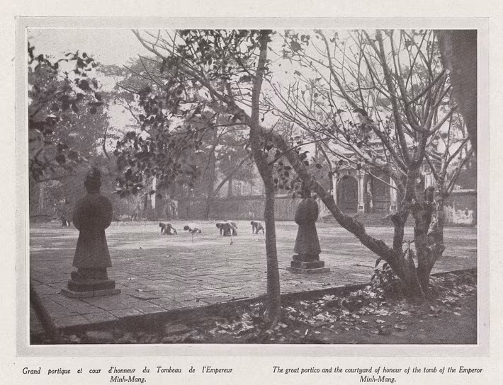 Trên sân Bái Đình ở lăng Minh Mạng.