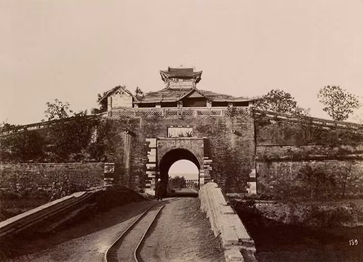 Cửa Đông khoảng năm 1888 – 1891. Tuyến đường xe điện từ khu nhượng địa chạy vào thành Hà Nội (có từ năm 1885) đi qua cổng này..