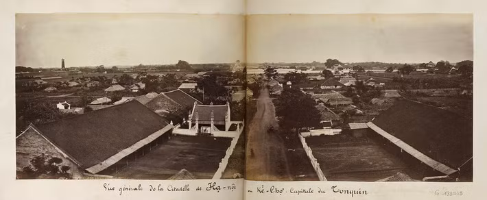 Từ vọng gác ở cửa Đông nhìn vào thành Hà Nội, 1880. Cột cờ Hà Nội ở phía bên trái.