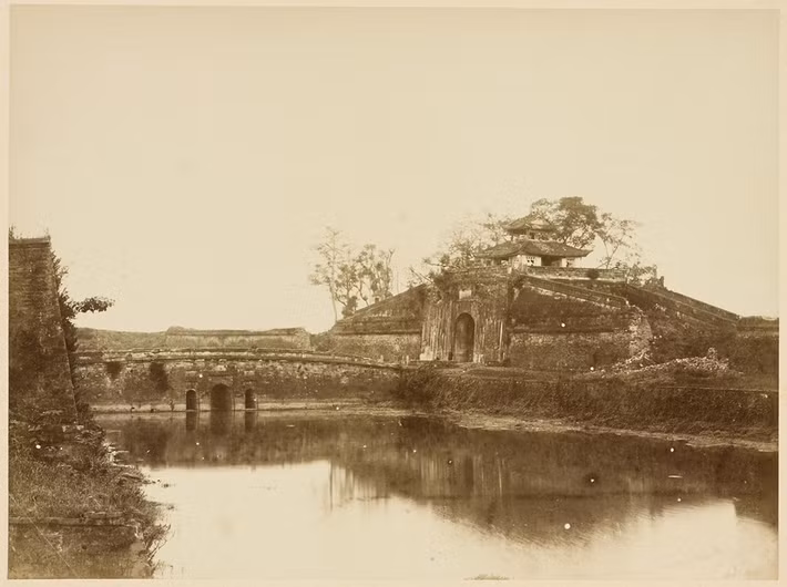 Cửa Đông khoảng năm 1884-1885. Hai bên cửa có hai lỗ hổng do quân Pháp phá khi đánh chiếm thành Hà Nội. Ảnh: Charles-Édouard Hocquard.