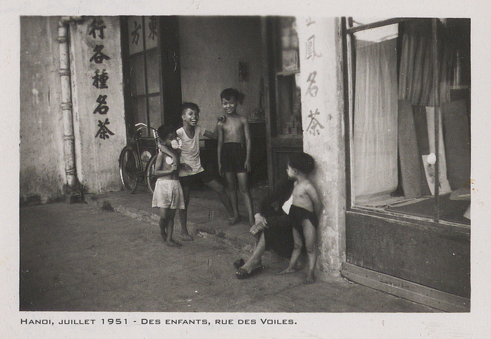 Trẻ em trên phố Hàng Buồm, 1951.