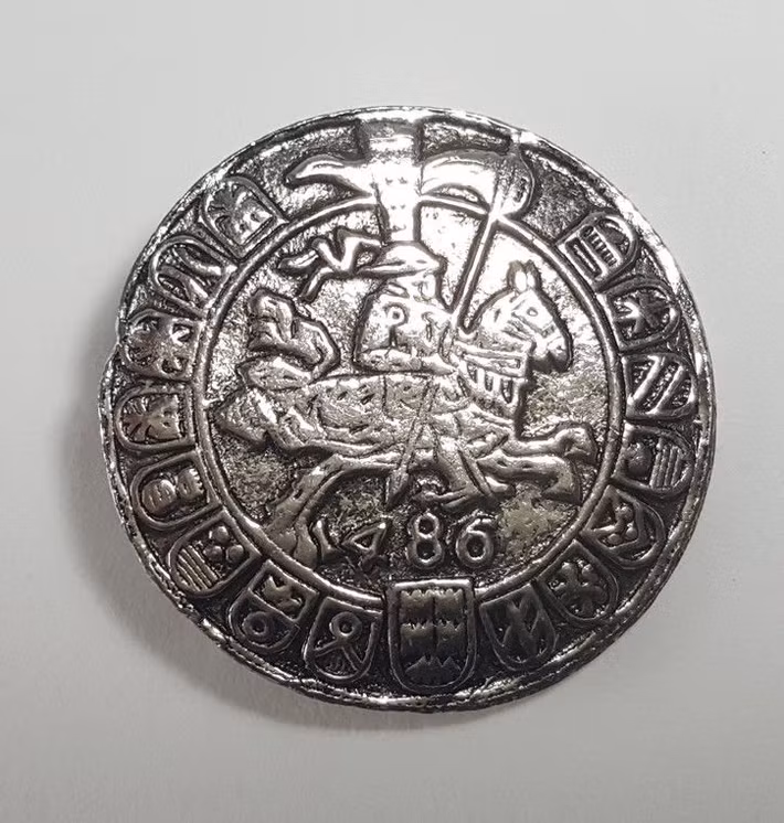 Đồng thaler có khối lượng và đường kính tương đương đồng xu Guldengroschen 29,2g - đồng tiền đang được sử dụng trên khắp khu vực Trung Âu thời ấy.