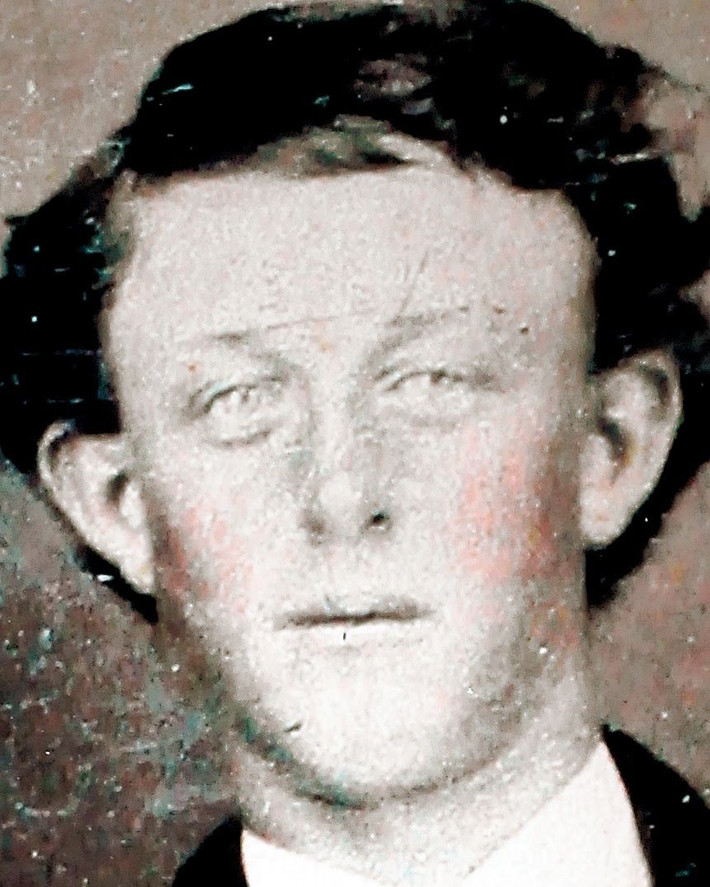 Có tên thật là William Henry McCarty, Billy the Kid được sinh ra trong khoảng 1859 – 1861 ở Indiana hay New York. Không biết ai là cha, hắn sống với mẹ từ khi còn nhỏ.