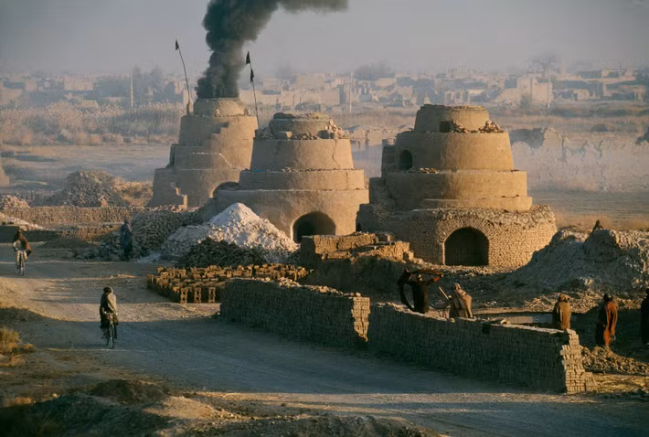 Những lò gạch hình nón ở ngoại ô Kandahar, thành phố lớn thứ hai của Afghanistan, 1992. Các cơ sở sản xuất gạch bùn này hoạt động hết công suất để phục vụ nhu cầu tái thiết những ngôi nhà bị san phẳng trong chiến tranh.