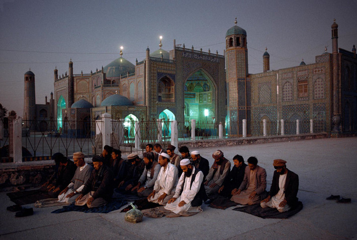 Nhóm nam giới cầu nguyện bên ngoài thánh đường Xanh, 1992.