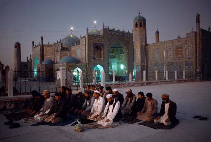 Nhóm nam giới cầu nguyện bên ngoài thánh đường Xanh, 1992.