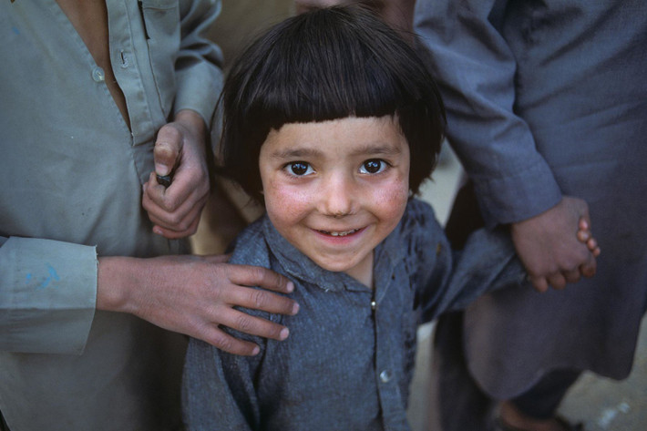 Em bé ở thành phố Pul i Khumri, tỉnh Baghlan, 1992.