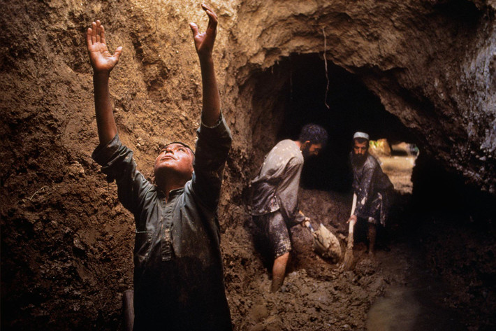 Người dân ở một ngôi làng gần Kandahar dọn sạch phù sa tích tụ trong một kênh thủy lợi ngầm ở địa phương, thường dùng để tưới cho những vườn nho ở khu vực này của Afghanistan.