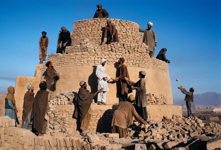 Một lò gạch được xây lại ở Kandahar, 1992.