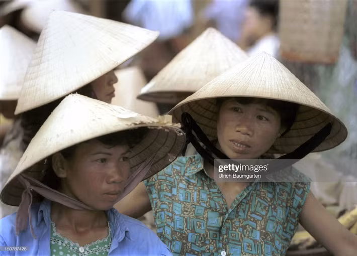 Những người phụ nữ tại khu chợ ở Huế.