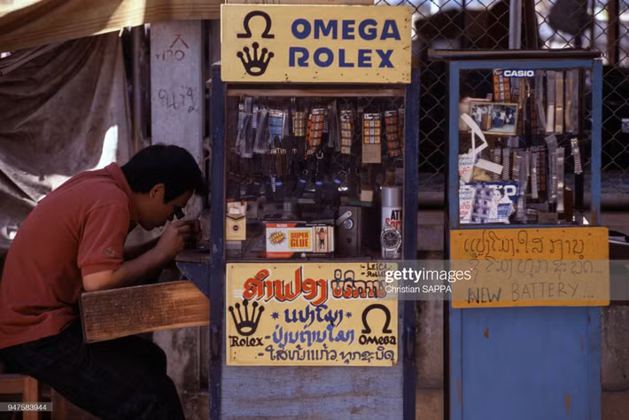 Người thợ sửa đồng hồ trên đường phố.