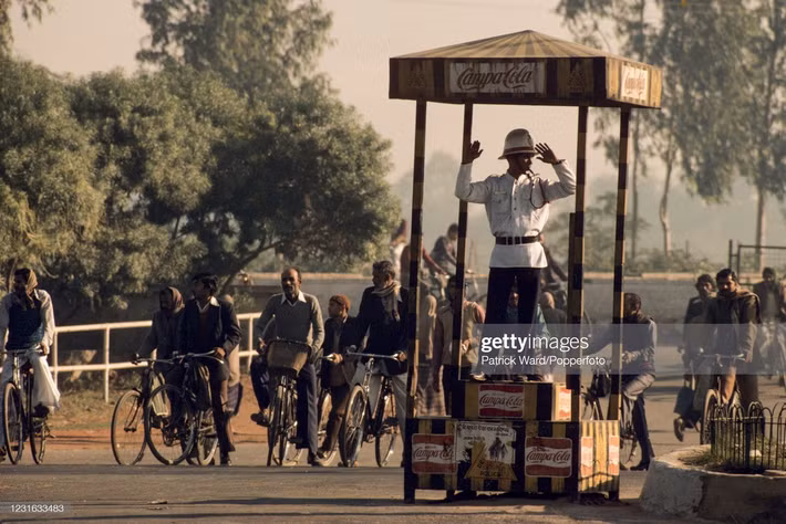Cảnh sát giao thông làm nhiệm vụ tạo một giao lộ trong giờ cao điểm buổi sáng ở Deilhi.