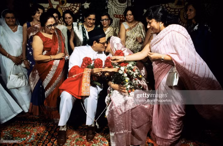 Cô dâu và chú rể hôn nhau trong đám cưới của người Parsi, tổ chức tại một khách sạn ở thành phố Bombay, bang Maharashtra.