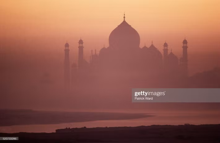 Lăng Taj Mahal trong sương khói buổi chiều tà.