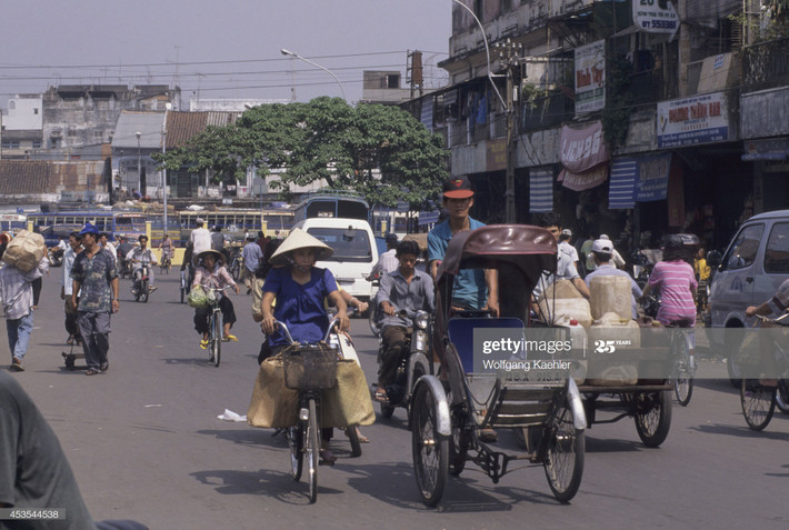 Khung cảnh nhộn nhịp trên một con đường ở TP HCM năm 1996. Ảnh: Wolfgang Kaehler / Getty Images