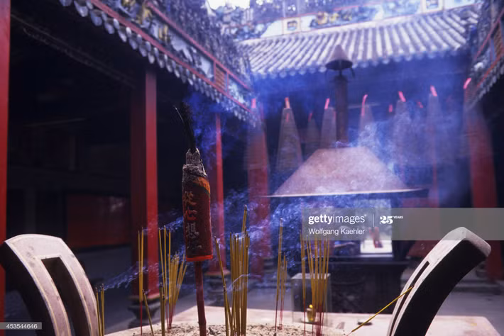 Bên trong chùa Bà Thiên Hậu, quận 5, TP HCM, ngôi chùa nổi tiếng của người Hoa Chợ Lớn xưa.