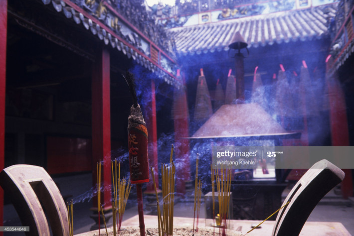 Bên trong chùa Bà Thiên Hậu, quận 5, TP HCM, ngôi chùa nổi tiếng của người Hoa Chợ Lớn xưa.