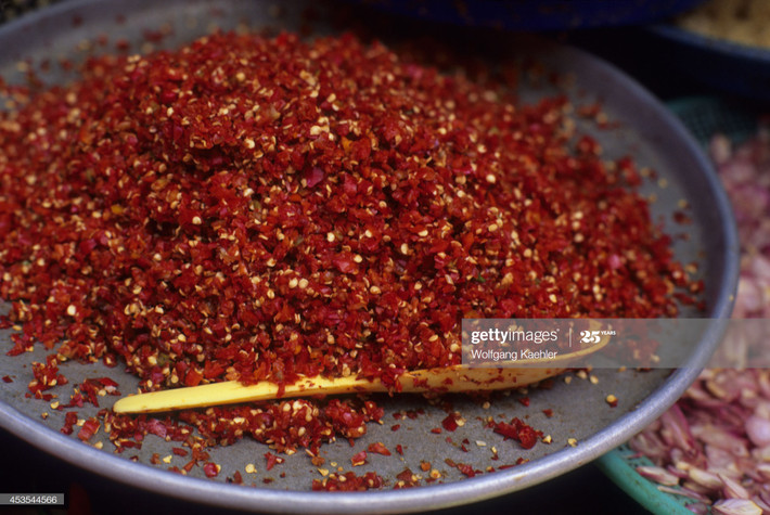 Cận cảnh sạp ớt xay bán ở chợ.