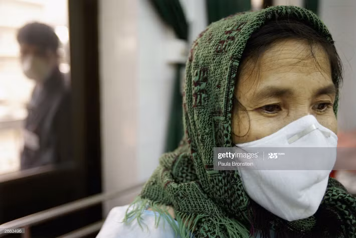 Khuôn mặt đầy lo âu của một người nhà bệnh nhân.