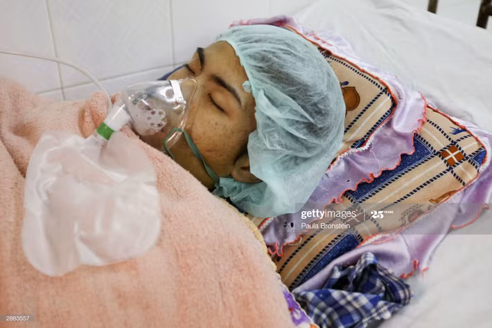 Giấc ngủ nhọc nhằn của một nam bệnh nhân cúm gia cầm tại Bệnh viện Bệnh nhiệt đới Trung ương, 20/1/2004.