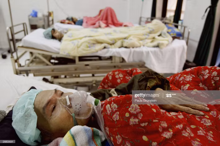 Các ca nghi nhiễm cúm gia cầm ở nhiều độ tuổi khác nhau trong phòng cách ly của Bệnh viện Bệnh nhiệt đới Trung ương, 20/1/2004.