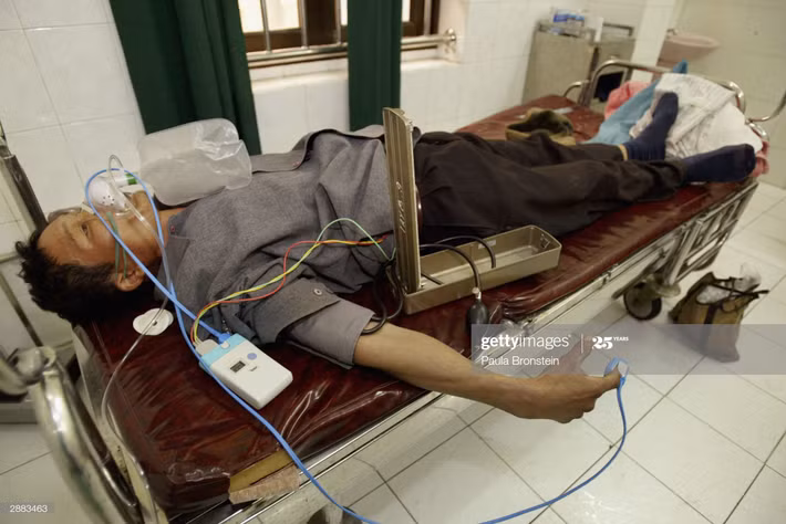 Một bệnh nhân nam có triệu chứng cúm gia cầm cùng tiền sử bệnh huyết áp được điều trị tại Bệnh viện Bệnh nhiệt đới Trung ương, 20/1/2004.