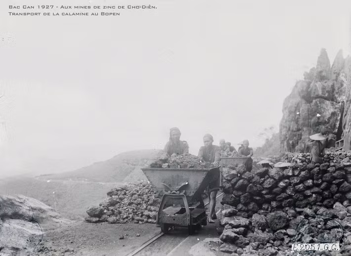 Việc vận chuyển được thực hiện bằng sức người, hai người đẩy một xe ở những đoạn dốc.