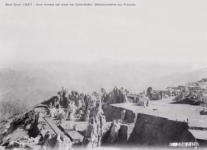 Góc nhìn từ trên cao về khu mỏ.