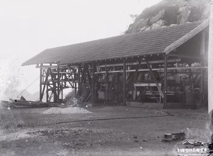 Ga cáp treo với hệ thống máy móc cơ khí đồ sộ.