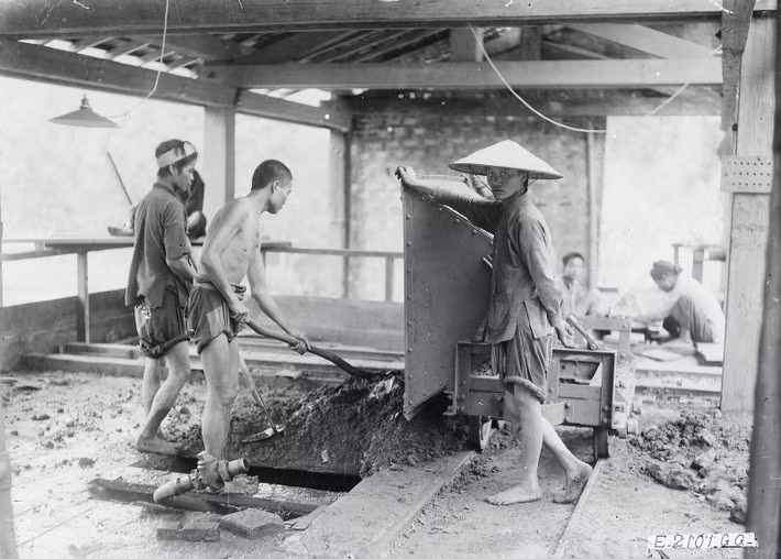 Bên trong xưởng lắng cơ học.