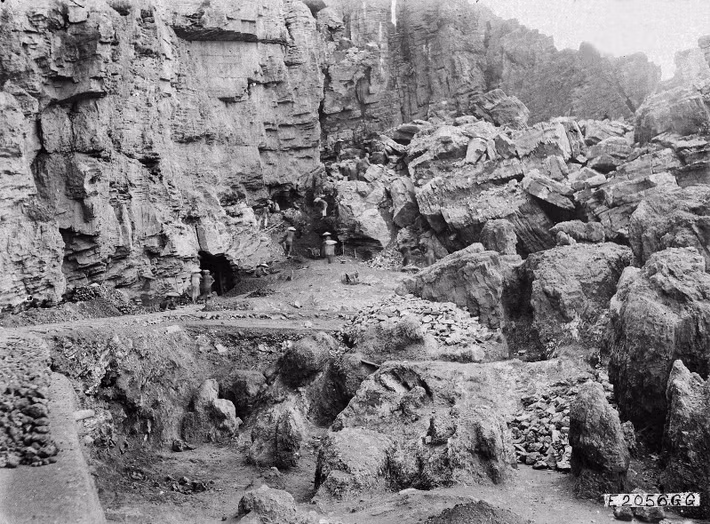 Cận cảnh một điểm khai thác quặng.