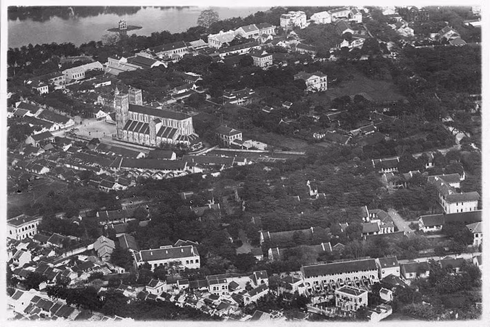 Khu vực phía Tây hồ Hoàn Kiếm, Hà Nội thập niên 1930 nhìn từ máy bay. Nhà thờ Lớn Hà Nội nằm ở góc trên bên trái.