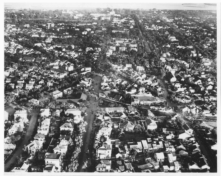 Trục đường ở giữa là trục Borgnis Desbordes - Paul Bert (Tràng Thi - Hàng Khay - Tràng Tiền) hướng về Nhà hát Lớn.