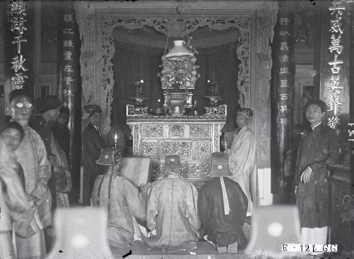 Một vị cao niên đọc sớ trong điện thờ.