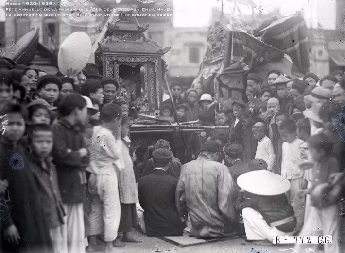Người hành lễ cầu khấn bên chiếc kiệu đặt ở sân đền trước lễ rước.