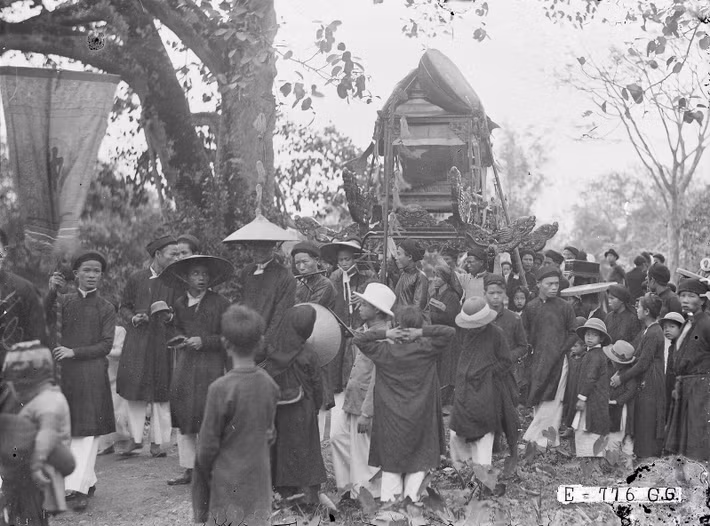 Các nhạc công chơi đàn, thổi sáo, gõ chuông... khi đi trước kiệu thờ.