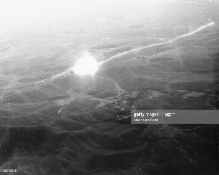 Cảnh tượng một con đường bị không quân Mỹ đánh bom thời chiến tranh Việt Nam, nhìn từ máy bay, 1970.