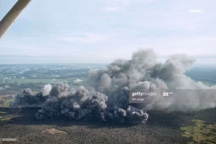 Những đám khói khổng lồ bốc lên sau vụ ném bom của máy bay B-52 ở Bắc Dầu Tiếng, 1968.