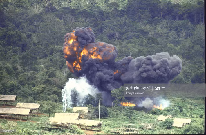 Bom napalm nuốt chửng những ngôi nhà lá mong manh, 1966.