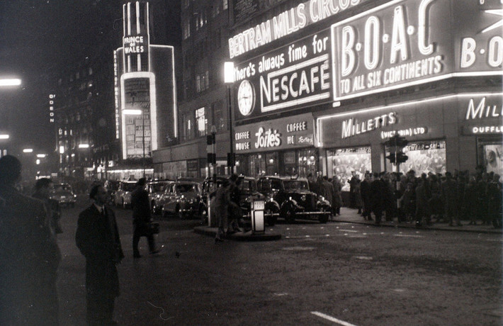 Phố Coventry lộng lẫy với ánh đèn neon tỏa ra từ các bảng hiệu, London ngày 1/3/1957.