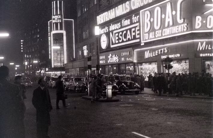 Phố Coventry lộng lẫy với ánh đèn neon tỏa ra từ các bảng hiệu, London ngày 1/3/1957.