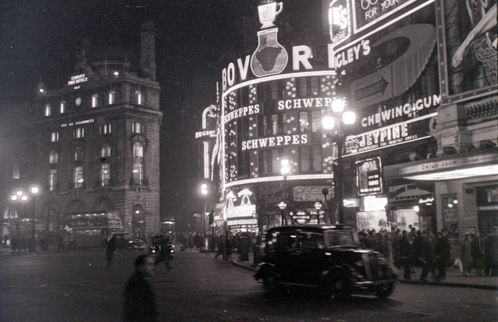 Vòng xoay nổi tiếng Piccadilly Circus, London tối ngày 3/1/1957.