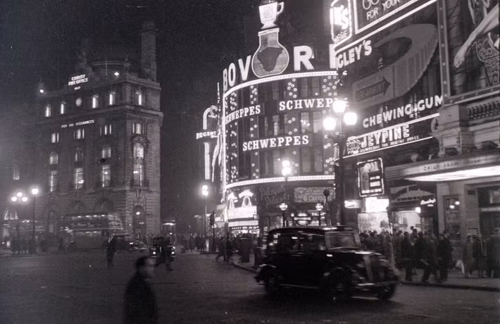 Vòng xoay nổi tiếng Piccadilly Circus, London tối ngày 3/1/1957.