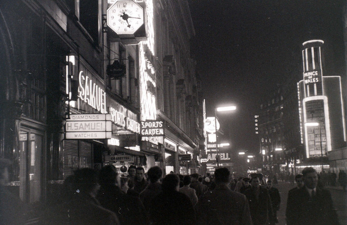 Một hình ảnh ngác về phố Coventry tối ngày 1/3/1957.