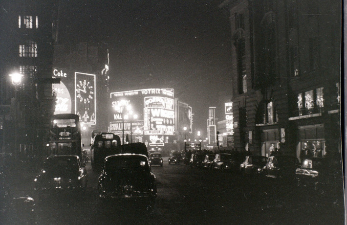 Vòng xoay Piccadilly Circus nhìn từ phố Regent, 5/11/1955.